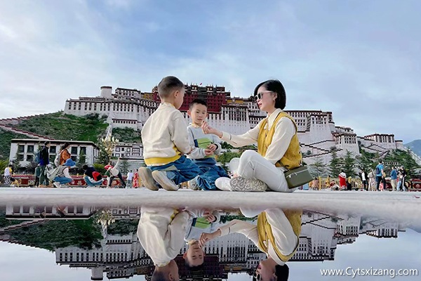 一家人去西藏旅游